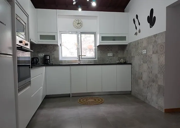 Join Our Relaxed House Near The Beach - Mosteiros