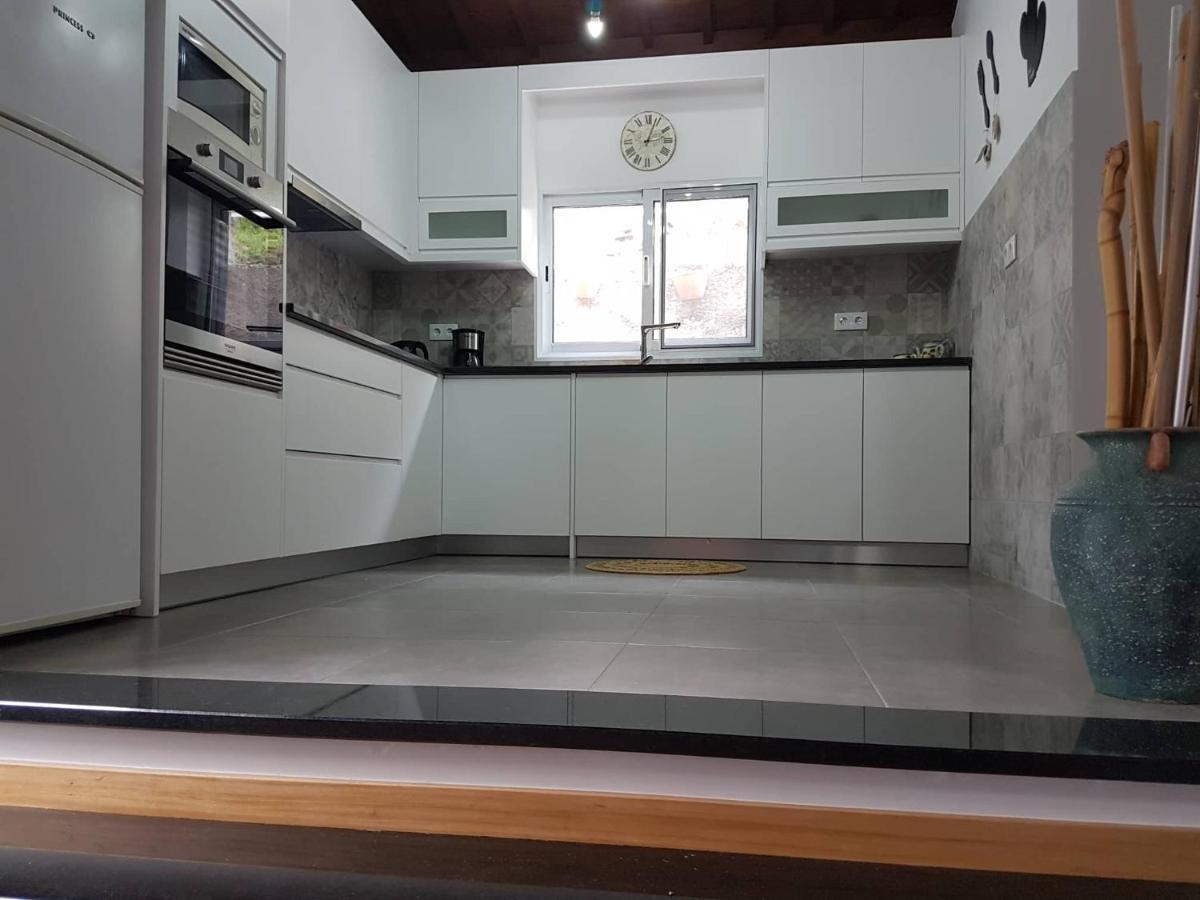 Join Our Relaxed House Near The Beach - Mosteiros Holiday home